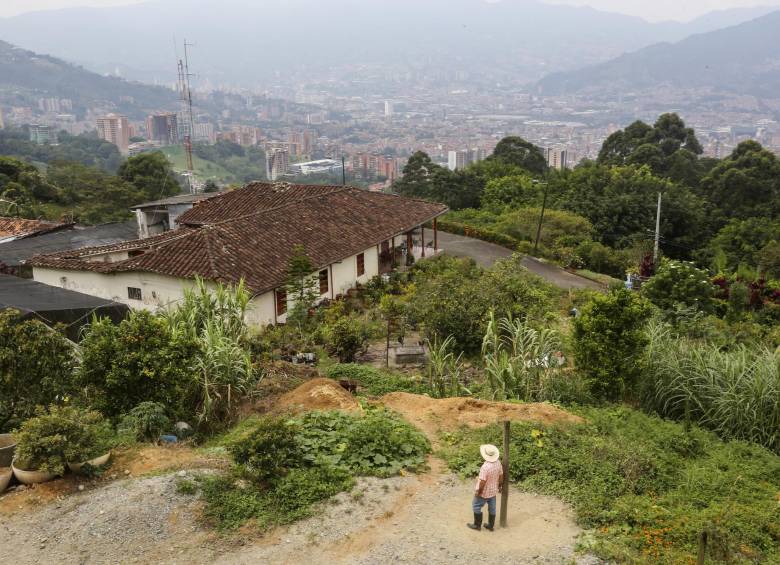 1. La casa de los Jaramillo cuenta con la privilegiada vista sobre el creciente Envigado. 2. Los edificios modernos cada día están más cerca de la casa de Francisco Castaño, en El Salado. 3. Amelia y su hermana, en su casona con sus nuevos vecinos. FOTOs manuel saldarriaga