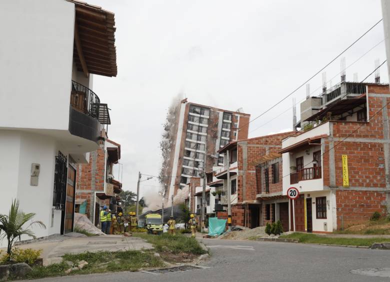 El edificio Altos del Lago cayó a las 10:10 a.m. en Rionegro. FOTO ESTEBAN VANEGAS