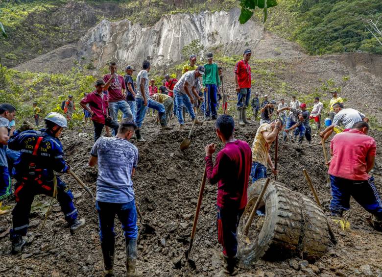 Alrededor de 500 metros cúbicos de material taparon una vía y causaron susto en Santo Domingo Savio. FOTO Jaime Pérez