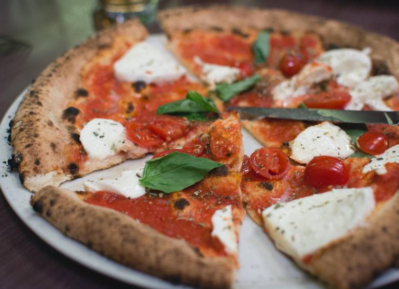 Las pizzas, las hamburguesas y las patatas fritas volverán a servirse en los comedores de los colegios de EE.UU. por orden del presidente estadounidense, Donald Trump. Foto: STOCK UP.