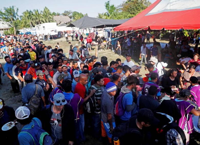 Cientos de migrantes hondureños que salieron en caravana buscando llegar a Estados Unidos, aguardaban este domingo en la frontera guatemalteca de Tecún Umán (suroeste) para reagruparse e ingresar en bloque a México el lunes para evitar ser retenidos en ese país. Foto: EFE.