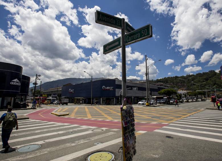 La zona más visitada y concurrida de la calle 37 en la comercial de La Bayadera, donde abundan los negocios de motos y ropa interior. La gente cree que es la 33. FOTO JULIO CÉSAR HERRERA