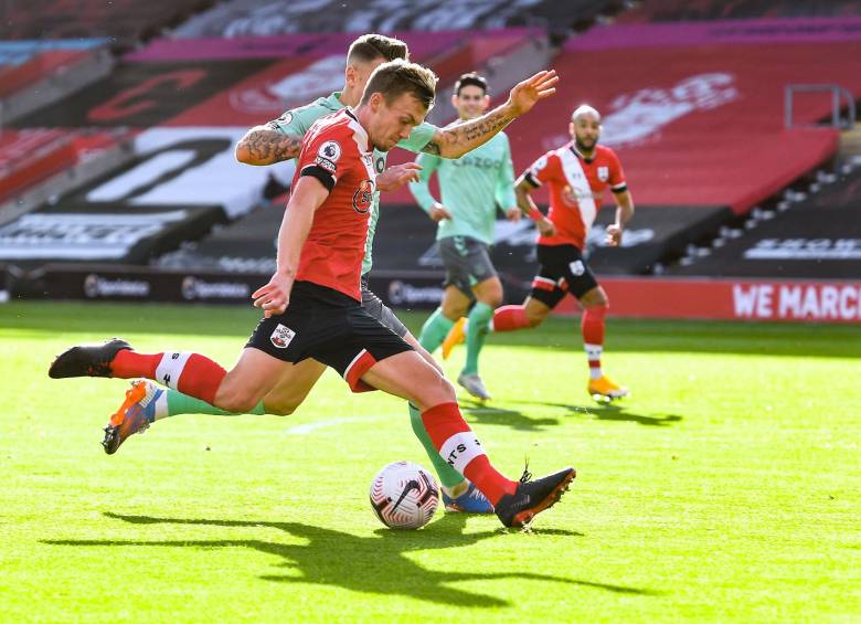 James Ward-Prose durante el primer tiempo del juego que Southampton derrota 2-0 a Evertos. James Rodríguez se aprecia en la jugada. Foto AFP