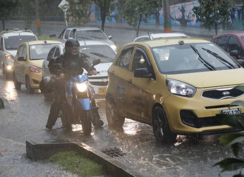 Las autoridades reportan inundaciones viales al Sur del Aburrá y crecimiento del Río Medellín a causa de las lluvias. FOTO: Camilo Suarez 