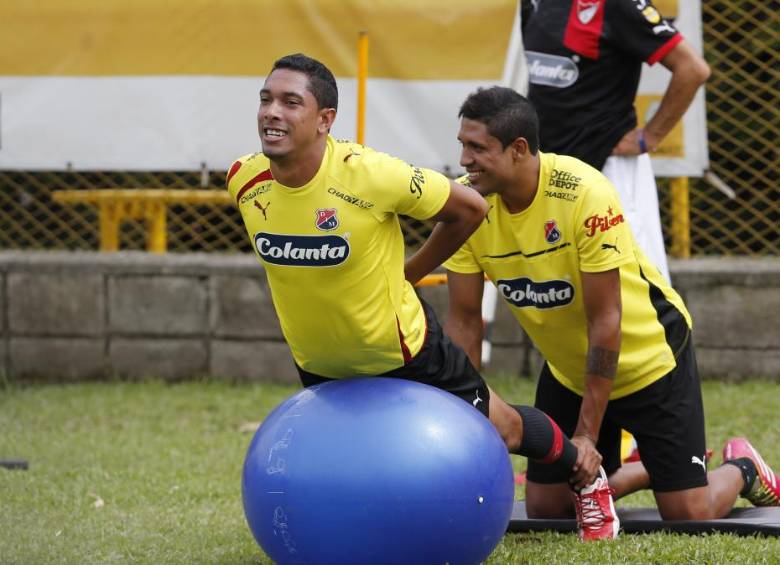 Javier Calle, quien acumula seis goles en el torneo, aparece con el zaguero Hernán Pertuz. FOTO Juan Antonio Sánchez