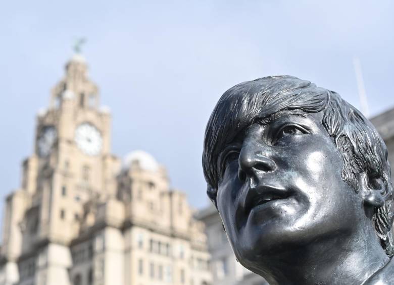 Una estatua de John Lennon y miembros de The Beatles se encuentra en el centro de Liverpool, noroeste de Inglaterra. Foto: AFP