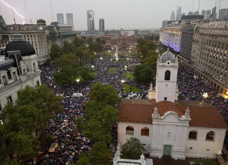 La movilización, en la que participaron cerca de 400.000 personas, según fuentes de la Policía Metropolitana, fue convocada por fiscales y contó con la asistencia de la jueza Sandra Arroyo Salgado, exesposa del fiscal, y su hija mayor. FOTO AP