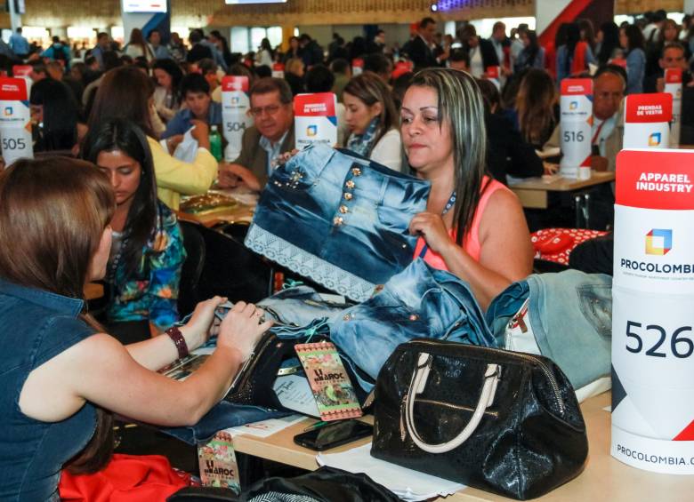 Más de 4.500 personas se congregan hasta hoy en Corferias (Bogotá) en la macrorrueda Bogotá 2015, la número 55 de su tipo y con la que Procolombia junta la oferta de 3.197 empresas colombianas con 1.285 compradores de 59 países. FOTO cortesía procolombia
