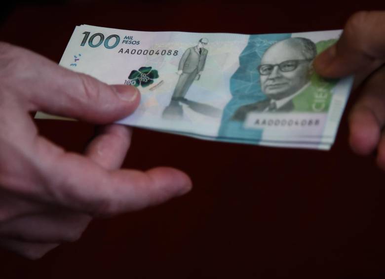 ¿Cómo saber si le dieron un billete de $100.000 falso?