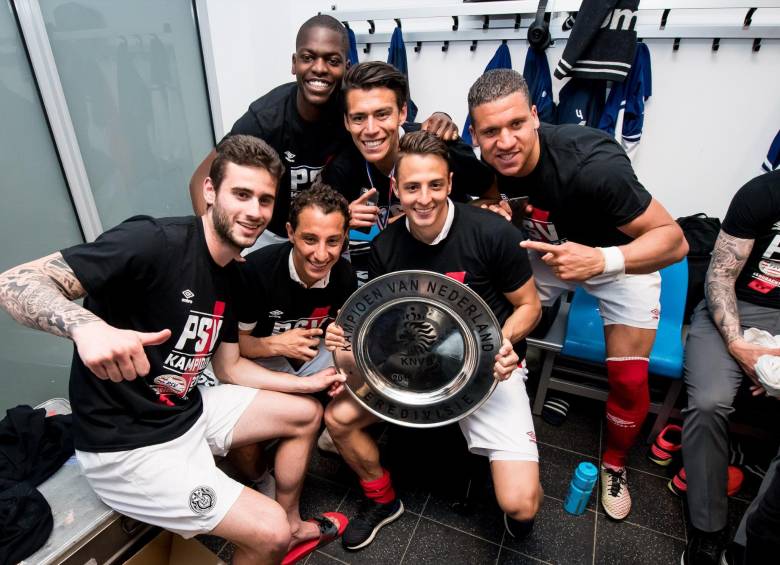 Santiago Arias muestra el platón de campeón. FOTO afp