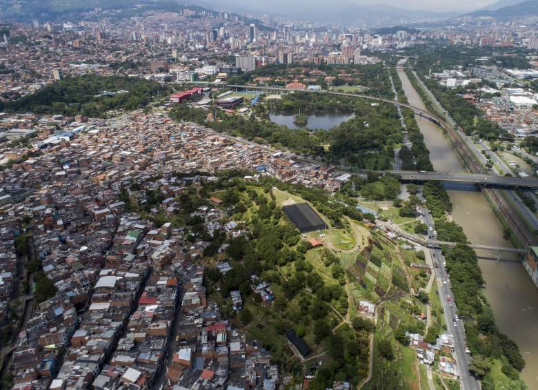 Panorámicas aéreas del barrio Moravia y el sector El Morro en el norte de Medellín. Foto: Esteban Vanegas Londoño