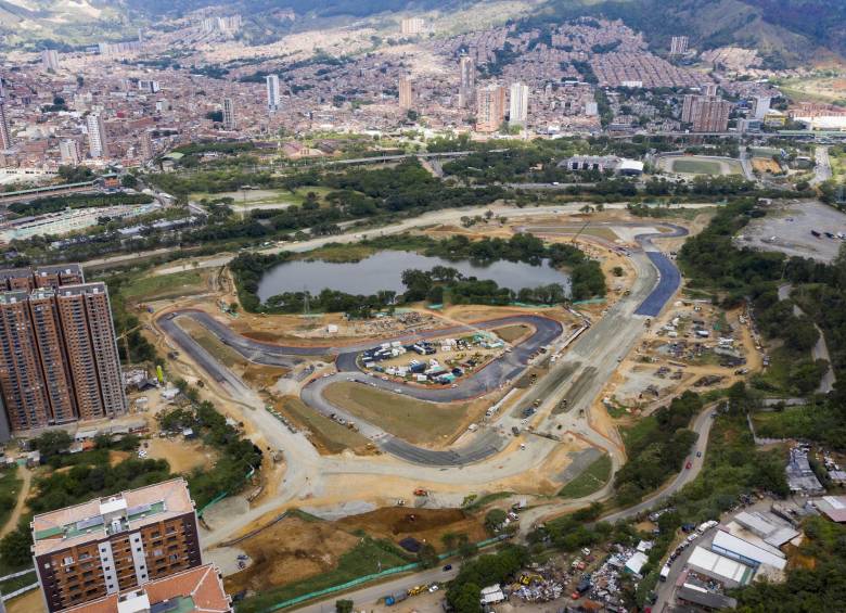 Esta panorámica, tomada este jueves, da cuenta de los avances de las obras. Se trabaja día y noche para la preinauguración de la pista el 27 de diciembre. FOTO esteban vanegas