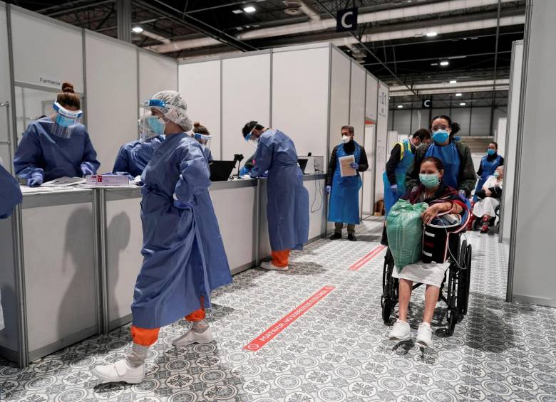 Las mascarillas son elementos básicos de protección para el personal médico que enfrenta la pandemia de coronavirus. FOTO EFE