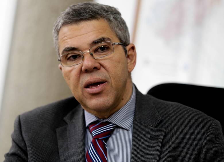 El ministro de Salud, Alejandro Gaviria, aceptó este viernes la renuncia del director del Instituto Nacional de Salud, Fernando de La Hoz. FOTO COLPRENSA