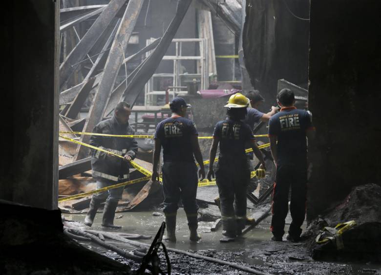 Ya son 72 los muertos en el incendio registrado el pasado miércoles en una fábrica de calzado en el municipio de Valenzuela, en Metro Manila. FOTO REUTERS