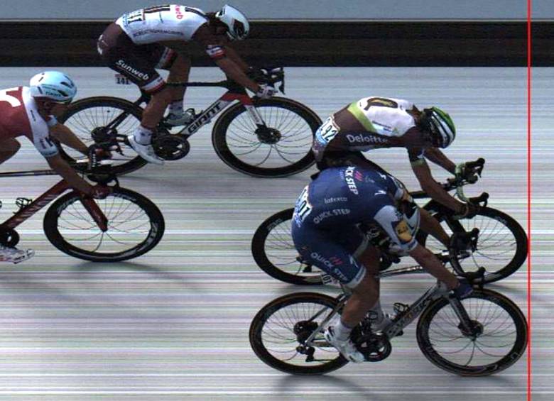 Gran suspenso se vivió en la definición de la etapa 7 del Tour. Salió ganador Kittel -azul- ante Hagen Boasson. Según los organizadores, es la victoria más ajustada en la historia de la carrera. FOTO AFP