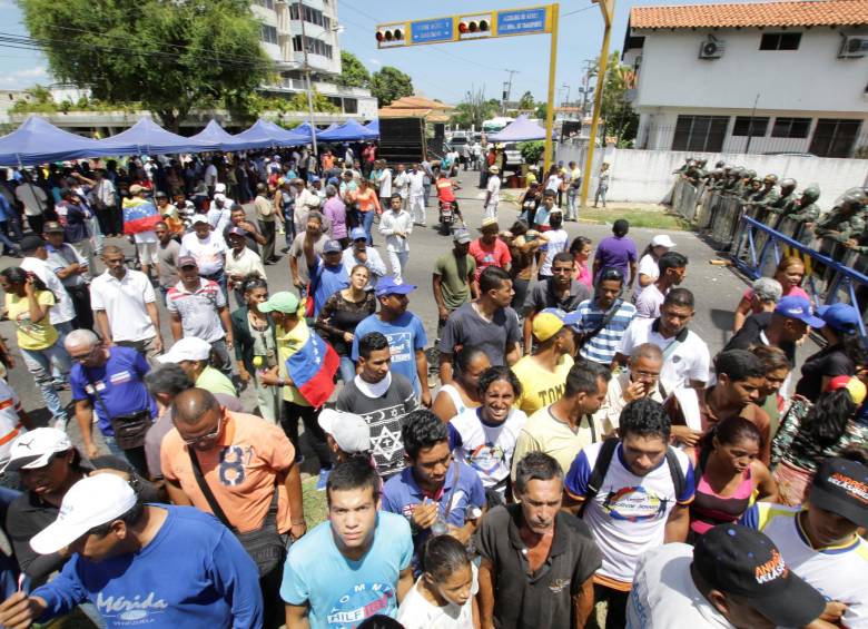Ciudadanos afiliados a partidos de oposición en Venezuela a la espera de resultados de los comicios regionales. FOTO: REUTERS