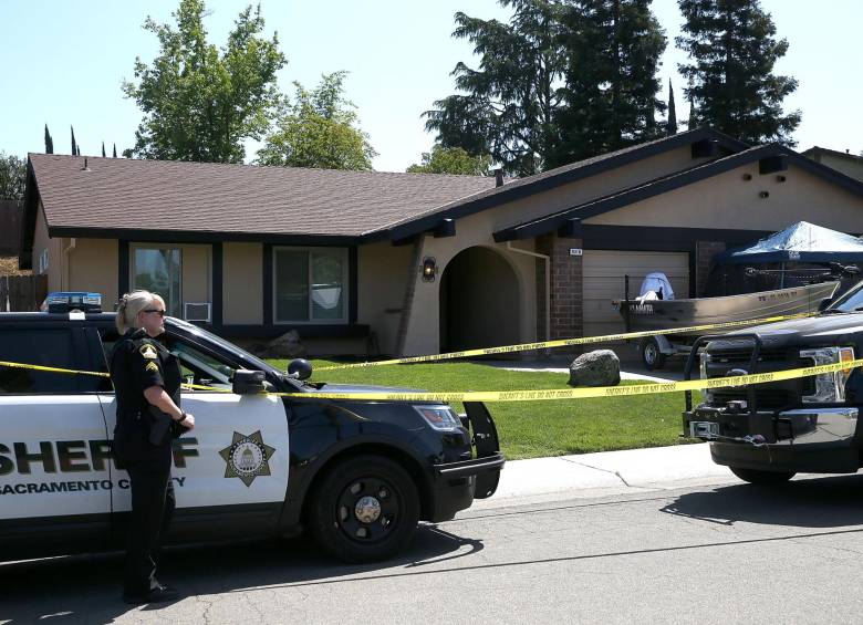 La vivienda de Joseph James DeAngelo Jr., señalado de ser el Asesino de Golden State fue registrada por las autoridades. FOTO: AFP
