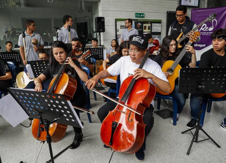 Eliana Marcela Palacios, docente de la Red de Escuelas de Música de Medellín, tocó junto a uno de sus más grandes ídolos de la música sinfónica. Foto: Esteban Vanegas Londoño