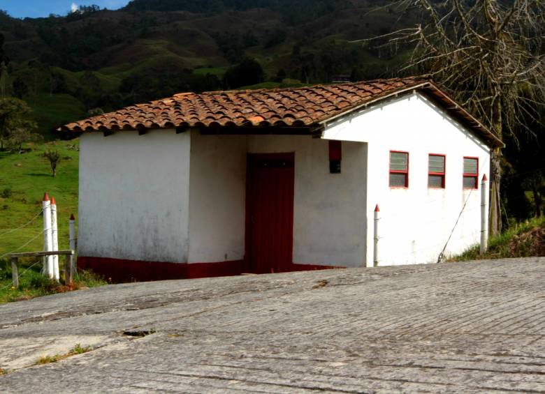 1. Panorámica San José de la Montaña. 2.Hildebrando Velásquez, la última persona asesinada en el municipio. 3. Egidio Mesa, sepulturero. 4. La morgue permanece cerrada. FOTOs andres valencia