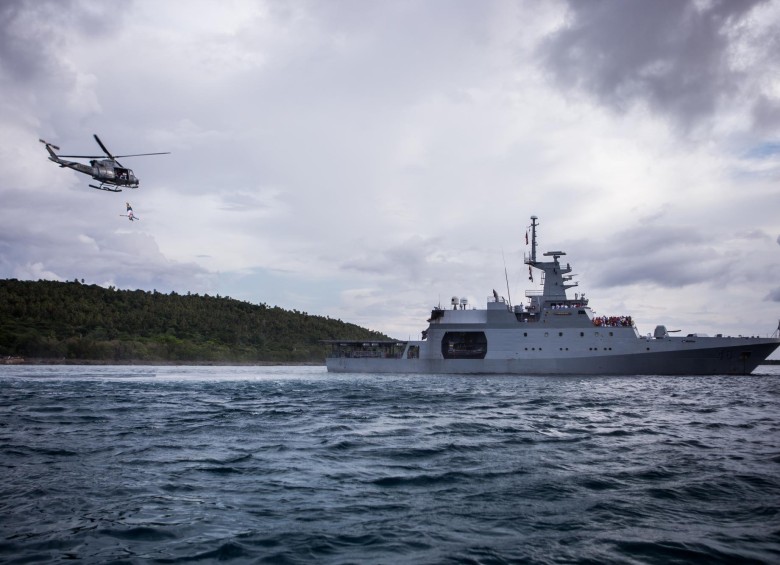 El buque ARC 20 de Julio, tipo patrullero hecho en Colombia, y el helicóptero ARC225 durante el salto.