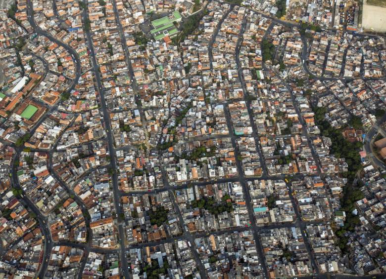 Imagen del nororiente de Medellín. El déficit de espacio público se manifiesta sobre todo en barrios informales. FOTO esteban vanegas