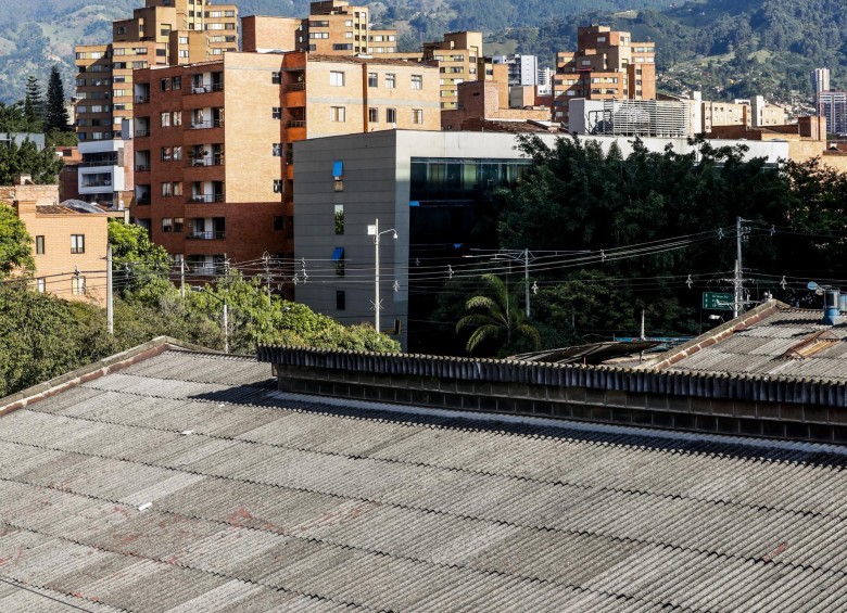 Las tejas también llevaban asbesto, pero Eternit, la fabricante más grande, dice que no lo usa desde hace dos años. FOTO Jaime Pérez