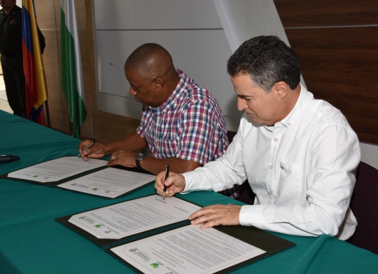 Ariel Palacios Calderón, gobernador de Chocó y Aníbal Gaviria, gobernador de Antioquia, al momento de la firma del acuerdo. FOTO: Cortesía. 