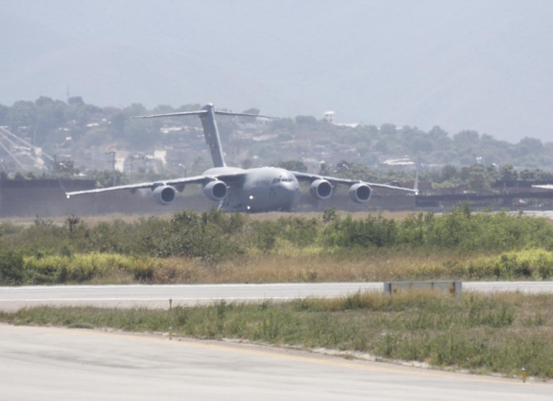 El primero de los aviones de la Fuerza Aérea de Estados Unidos llegó este sábado al mediodía a Cúcuta procedente de una base en el estado de Florida. FOTO Mario Franco