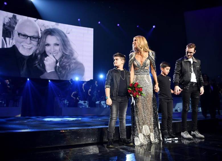 Celine Dion subió al escenario junto a sus tres hijos y le rindió homenaje a su esposa, ya fallecido. FOTO INSTAGRAM