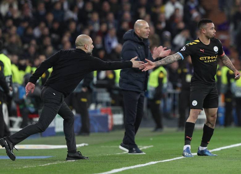 Gabriel Jesús celebra con Pep Guardiola. Atrás, Zinedine Zidane. FOTO EFE 