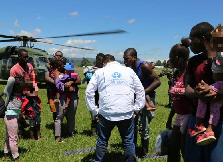 Las autoridades dieron atención médica y alimentos a los ciudadanos rescatados en Timbiquí. FOTO CORTESÍA EJÉRCITO