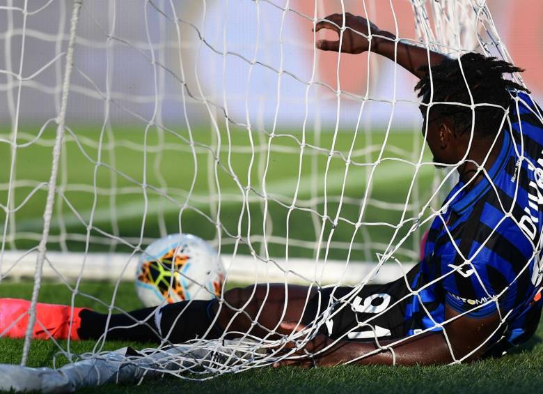 Duván Zapata se sigue cotizando en el fútbol internacional. FOTO AFP