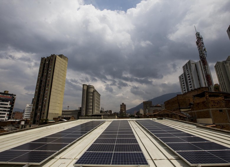 Paneles solares en el teatro Matacandela del centro de la ciudad. FOTO: Julio César Herrera Echeverri