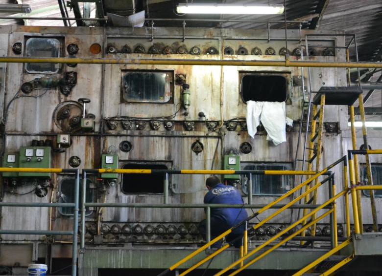 Mejorando sus procesos de combustión en calderas, entre otros programas y procesos, la textilera Coltejer busca bajar su huella de carbono y aumentar su productividad. FOTO Cortesía Coltejer
