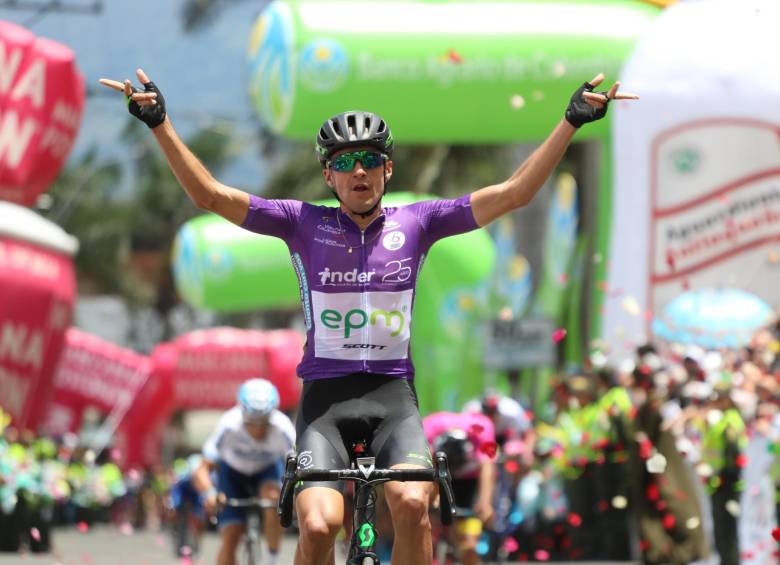 Con su triunfo de ayer, Suárez ataca de nuevo el primer lugar de la general, el cual cedió en la fracción del jueves. Ahora escolta al líder Jonathan Caicedo. Cabe recordar que Suárez, es el actual campeón del Clásico RCN. FOTO ÉDER GARCÉS-FEDECICLISMO
