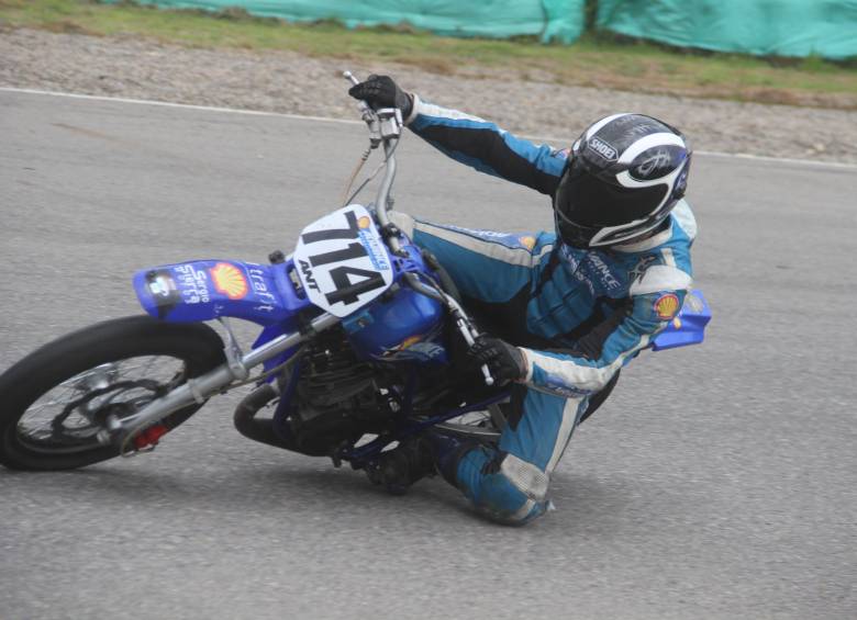 Alejandro Ruiz voló en la pista de Tocancipá. Ganó tres categorías en el comienzo de temporada de motociclismo, modalidad velocidad. FOTO cortesía 