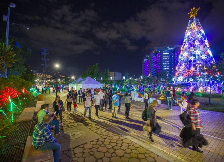 Descripción: Problemática de Parques del Rio por los alumbrados, la visita de tantos visitantes, los residentes se quejan por el mal parqueo, el Ruido y las basuras. Personajes: .Fecha de evento: 06/12/2019. Foto: Edwin Bustamante Restrepo