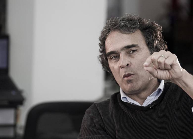 El gobernador, Sergio Fajardo, sostiene que no soñaba con tener el poder. Dice que este tiene cosas extraordinarias, pero cuando se convierte en un objetivo, es una calamidad. FOTO Emanuel Zerbos