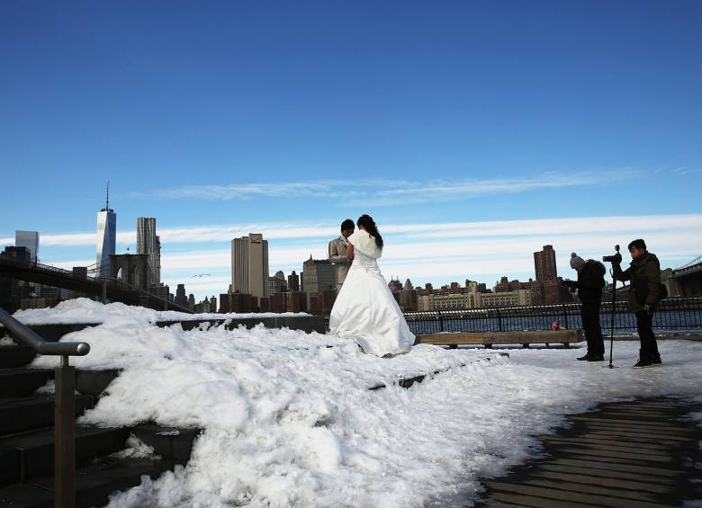 En la imagen, una pareja aprovecha el invierno en Nueva York para su sesión de fotos matrimonial. FOTO AFP