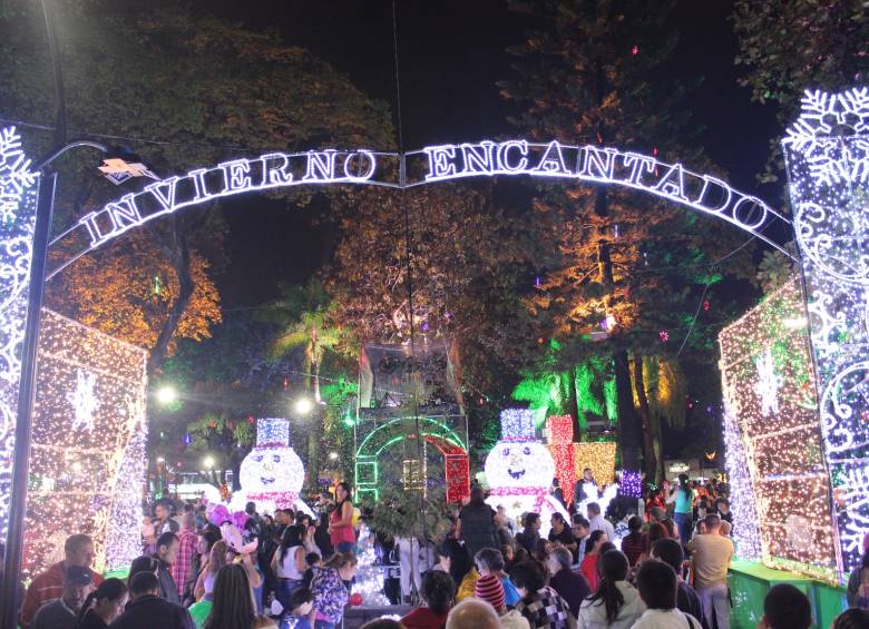 El Parque principal y los parques Ditaires, Obrero, Simón Bolívar y Artista, tenían adornos y luces navideñas. FOTO cortesía