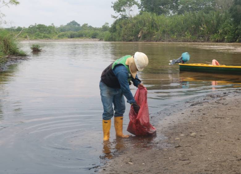 Como consecuencia de la tragedia ambiental provocada por el pozo Lizama, de Ecopetrol, han sido reubicadas 79 personas y se han llevado a refugios 1.357 animales. Foto Colprensa-Vanguardia Liberal.
