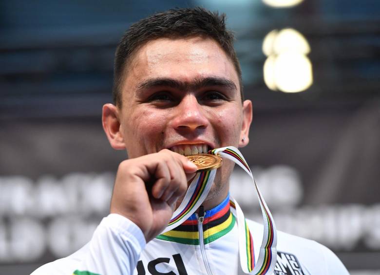 El antioqueño Fabián Puerta celebra otra victoria, esta vez en pistas de Alemania. FOTO AFP