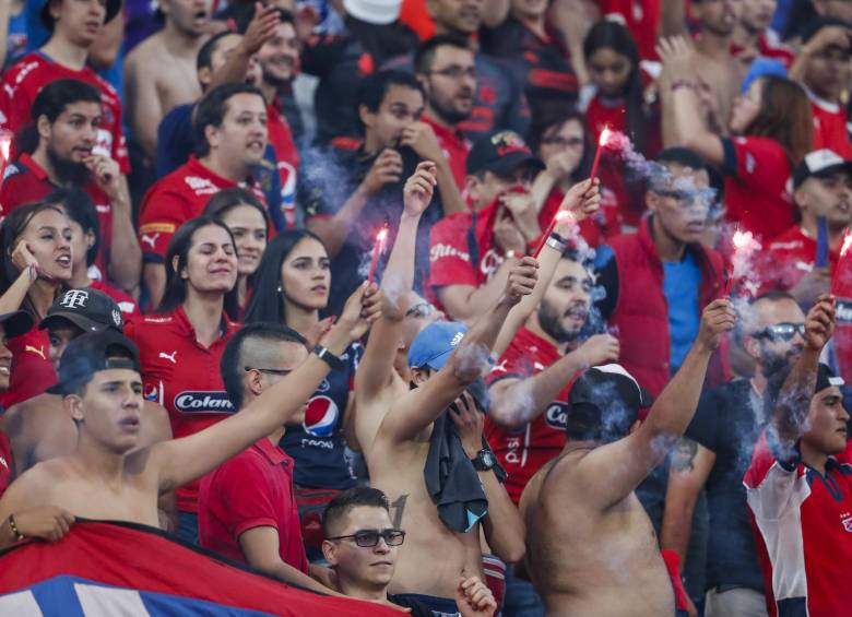 El segundo tiempo de la final se demoró en iniciar por la masiva quema de pólvora que hubo en la tribuna norte del estadio. FOTO ROBINSON SÁENZ