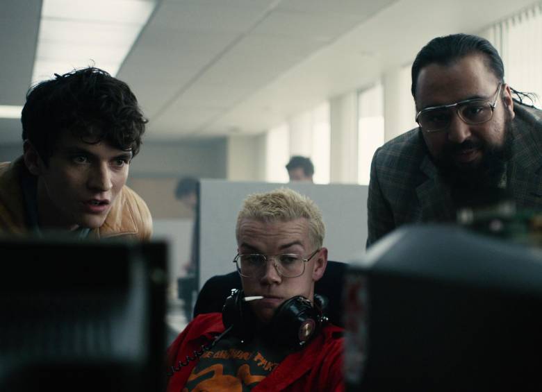 Los actores Fionn Whitehead, Will Poulter y Asim Chauldhry en la película Black Mirror: Bandersnatch 