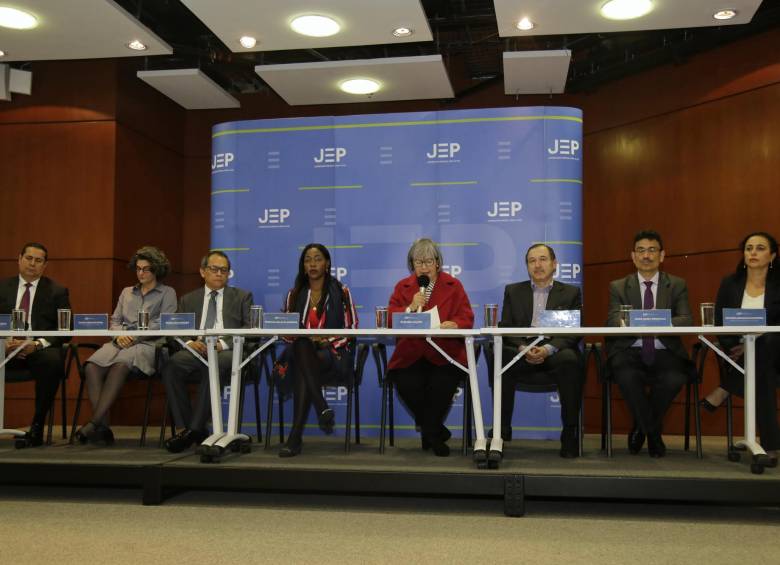 Magistrados de la JEP en rueda de prensa sobre el supuesto soborno a un fiscal de esa jurisdicción. FOTO COLPRENSA