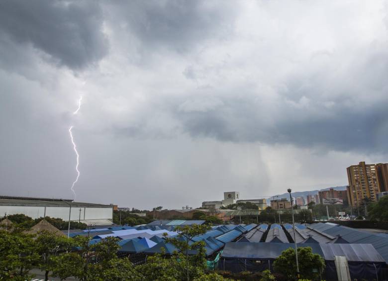 Más de 2.000 rayos pueden caer durante un día en Medellín Foto: Carlos Alberto Velásquez
