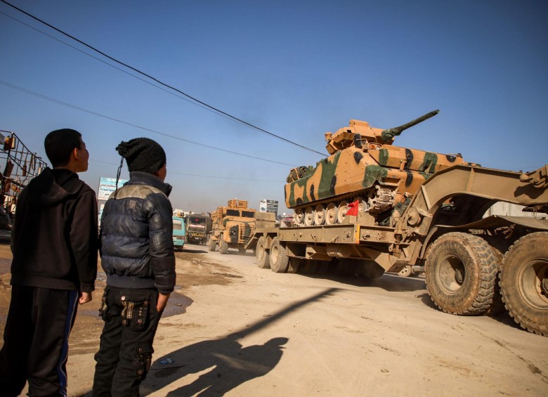 Los turcos ya empezaron a movilizar sus tanques en Siria. FOTO AFP