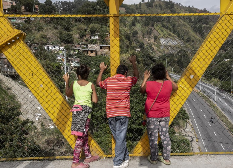 Familias en espera de más ayudas que prometió el Gobierno. Foto. Camilo Suarez
