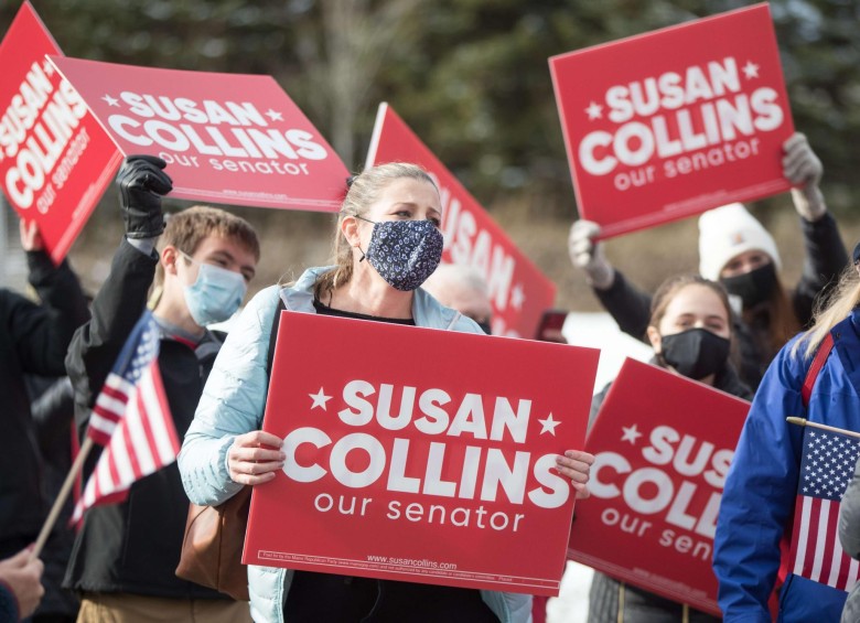 Seguidores de la senadora electa republicana Susan Collins, en un plantón en Bangor, Maine. FOTO AFP